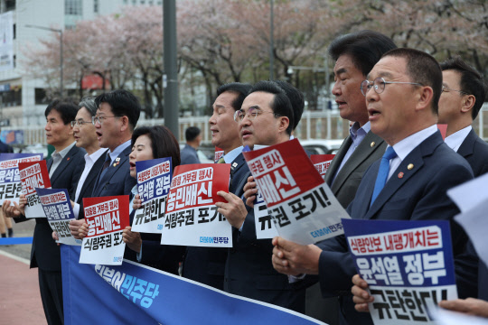 민주당 소속 박홍근 원내대표와 신정훈 쌀값정상화 TF 팀장 등 의원들이 4일 서울 용산구 대통령실 앞에서 열린 '쌀값정상화법' 대통령 거부권 행사 규탄 기자회견에서 관련 구호를 외치고 있다. 연합뉴스.